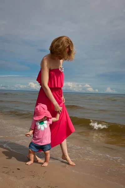 Mother with her baby having fun on the beach — Stock Photo, Image
