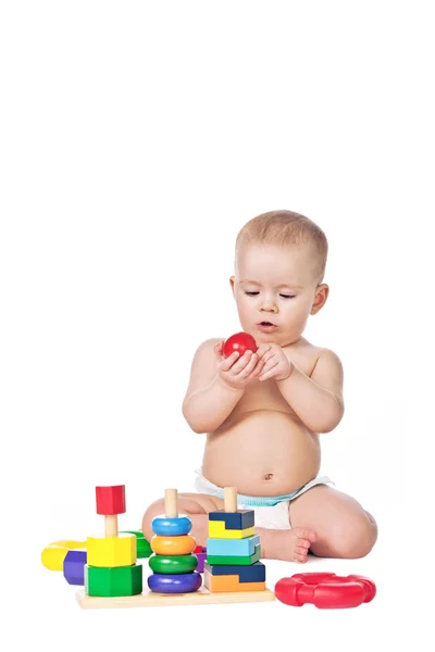 Petit enfant jouer avec des jouets sur fond blanc — Photo