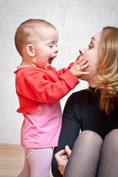 Bebek kızı ile oynarken annesi — Stok fotoğraf