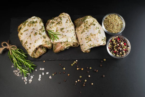 Pişirmek için çiğ et. Hızlı pişirme. Çiğ tavuk budu ve hafif bitki sosu. Taze marine edilmiş BBQ tavuğu..