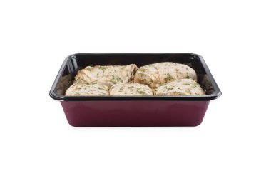 Terbiye edilmiş tavuk butları sosta, süpermarket için bir tepside, beyaz izole bir arka planda. Yarı pişmiş tavuk butları. En iyisi. Çiğ tavuk terbiye edildi. Perakende satış..