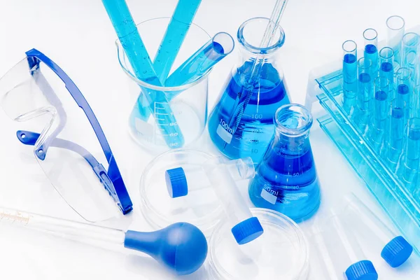파란 배경에 있는 의학용 플라크 컬렉션 . 과학 유리 플라스크 파란색 화학 실험실 배너 배경. 약에 대한 개념. — 스톡 사진