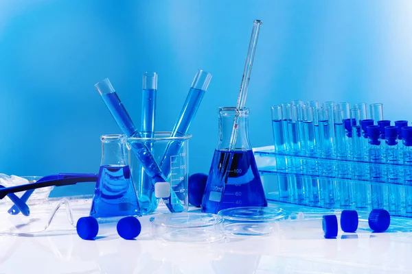 파란 배경에 있는 의학용 플라크 컬렉션 . 과학 유리 플라스크 파란색 화학 실험실 배너 배경. 약에 대한 개념. — 스톡 사진