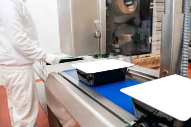 Et fabrikasında et işleme tesisi. Bir et fabrikasında endüstriyel ekipman. Modern kümes hayvanları işleme tesisi. Bir tavuk fabrikasında çalışan insanlar..