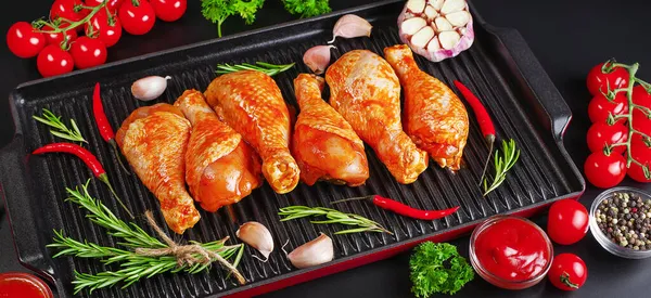 Csirkelábak vörös pácban, mázas serpenyőben, különböző fűszerekkel. Nyers pácolt hús. — Stock Fotó