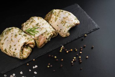 Yarı pişmiş tavuk butları. Manzaralı. Çiğ tavuk terbiye edildi. Boşluğu kopyala. Hafif soslu çiğ tavuk budu..