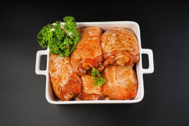 Kırmızı sosla marine edilmiş çiğ tavuk butları. Yarı pişmiş tavuk butları. Manzaralı. Çiğ tavuk marine edildi. Boşluğu kopyala.