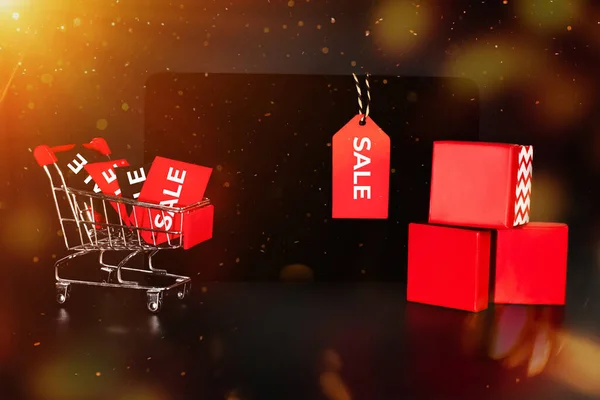Креативное обозначение "Копируй пространство". Концепция распродаж в "черную пятницу" с красной биркой на черном фоне. — стоковое фото