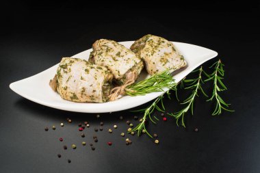 Pişirmek için çiğ et. Hızlı pişirme. Çiğ tavuk budu ve hafif bitki sosu. Taze marine edilmiş BBQ tavuğu..