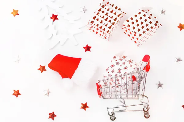 Supermarket Vozík Novoroční Dárky Lehkém Pozadí Vánoce Nový Rok Dovolená — Stock fotografie