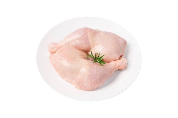 Três pernas de frango inteiras cruas em uma placa branca em um fundo isolado branco. Pernas de frango frescas. — Fotografia de Stock