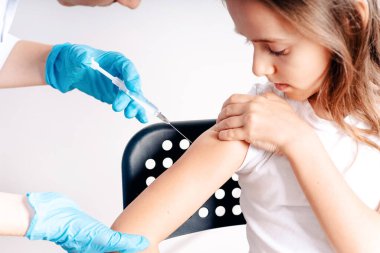 Aşı önerilmektedir. Hastanede sağlık hizmetleri. Grip gribi aşısı klinik denemeler konsepti, korona virüsü tedavisi, yakın plan .
