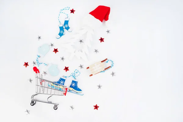 圣诞作文。来源：优习网圣诞节和新年背景来自一家超市的特劳利，他带着新年礼物和玩具，背景灯火通明。. — 图库照片