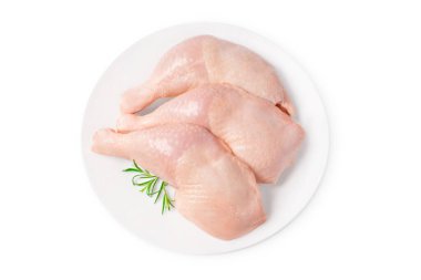 Beyaz bir tabakta beyaz izole edilmiş arka planda üç çiğ tavuk bacağı. Taze tavuk bacağı..