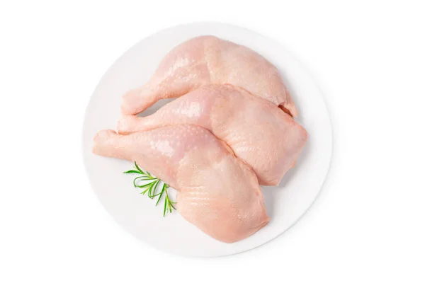 Три сырые целые куриные ножки на белой тарелке на белом изолированном фоне. Свежие куриные лапки. — стоковое фото
