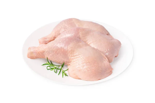 Trzy surowe nogi kurczaka na białym talerzu na białym, odizolowanym tle. Świeże kurze udka. — Zdjęcie stockowe