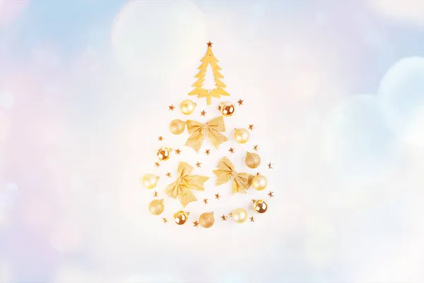 Enkel minimalistisk jul inredning av en trä julgran.Jul, vinter, nytt år koncept.Dekorativa trä julgran på en ljus bakgrund med nyår dekorationer. — Stockfoto