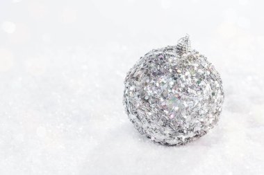 Hafif bir arka planda parlak, gümüş cam bir Noel topu. Noel, kış, yeni yıl konsepti. Kopya alanı. Kış arkaplanı. Xmas ve yeni yıl tatili, Bokeh, aydınlık..