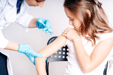 Grip aşısı klinik deney konsepti, korona virüsü tedavisi, ölçeği kapat. Kız aşı olmak istemiyor..