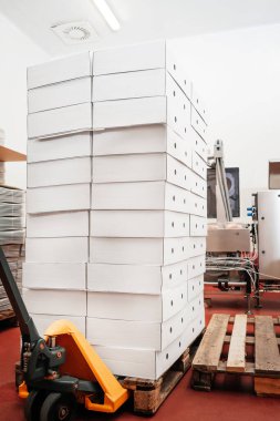 Depoda karton kutularla dolu çatal palet kamyonu. Perakende, teslimat paketleri. Dağıtım Merkezi. Karton kutu. .