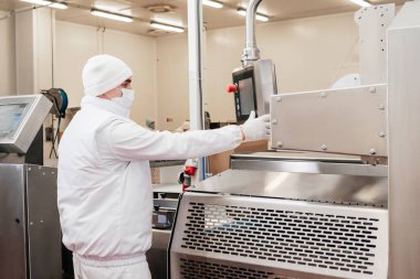 Et fabrikasında et işleme tesisi. Bir et fabrikasında endüstriyel ekipman. Modern kümes hayvanları işleme tesisi. Bir tavuk fabrikasında çalışan insanlar..