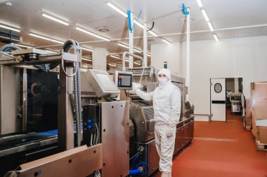 Modern kümes hayvanları işleme tesisi. Yarı bitmiş et ürünleri üretimi için sıra. Et ürünleri üretimi için fabrika. Modern gıda fabrikasında konveyör kemeri..