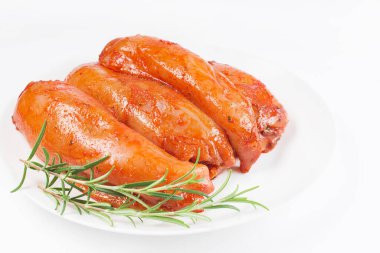 Ham salamura edilmiş kırmızı soslu tavuk filetosu beyaz izole arka planda, kopyalama alanı. Taze marine edilmiş tavuk eti..