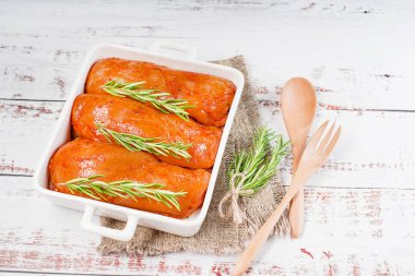 Baharatlı marine edilmiş tavuk filetosu. Fırında baharatlı tavuk pişirme. Zeytinli yemek ve sağlıklı yeme konsepti. Taze tavuk.