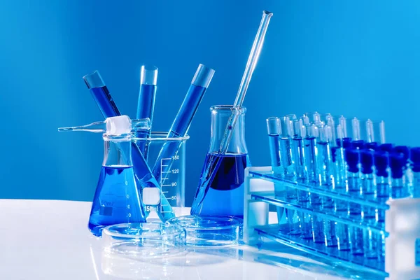 化学物質は多くのガラス管にあります。コンセプト実験室での科学的手法による美容スキンケア製品コンセプトの研究開発｜医学の概念. — ストック写真