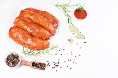 Taze salamura edilmiş tavuk eti. Kırmızı soslu çiğ tavuk filetosu. Beyaz bir tabakta, arka planda taze biberiye yaprakları ve baharatlarla. Uzayı kopyala Diyet et.