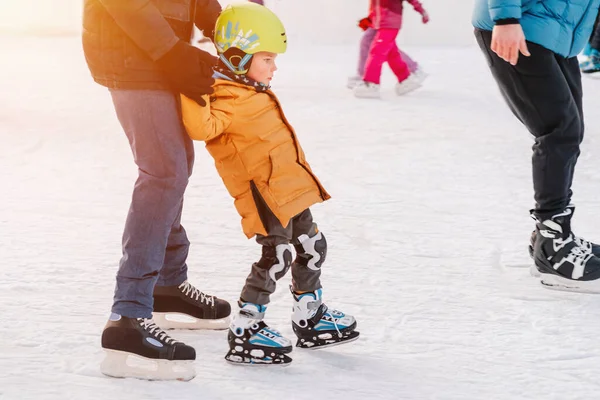 活动，成人，儿童，童年，女儿。妈妈带着3-5岁的男婴，学习火车，骑冬城溜冰场，溜冰场。. 图库图片
