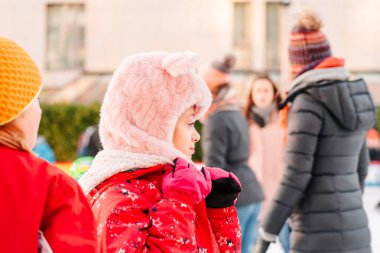 Slovakya. Bratislava.05.01.20.Açık hava. Kış sporu. Avrupa 'daki City Park Buz Pisti' nde insanlar buz pateni yapıyor. Kışın açık havada eğlenmek..