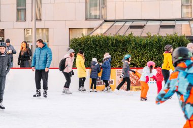 Slovakya. Bratislava.05.01.20.Açık hava. Kış sporu. Avrupa 'daki City Park Buz Pisti' nde insanlar buz pateni yapıyor. Kışın açık havada eğlenmek..