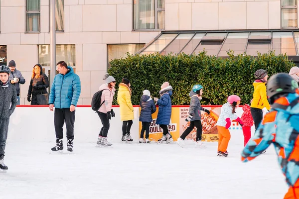 Slovakya. Bratislava.05.01.20.Açık hava. Kış sporu. Avrupa 'daki City Park Buz Pisti' nde insanlar buz pateni yapıyor. Kışın açık havada eğlenmek..