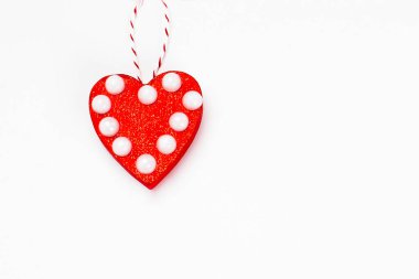 Beyaz bir arkaplanda kırmızı kalp. Sevgililer Günü temalı şablon, kartlar, davetiyeler, fotokopi alanı için romantik antet. Sevgililer Günü konsepti..