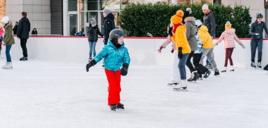 Slovakya.Bratislava.05.01.20.Soft, Seçici Odaklanma Kış etkinliklerinin tadını çıkarıyorum. Kış sporu. Avrupa 'daki City Park Buz Pisti' nde insanlar buz pateni yapıyor..