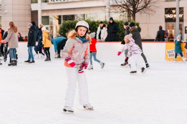 Slovakya.Bratislava.05.01.20.Soft, Seçici Odaklanma Kış etkinliklerinin tadını çıkarıyorum. Kış sporu. Avrupa 'daki City Park Buz Pisti' nde insanlar buz pateni yapıyor.