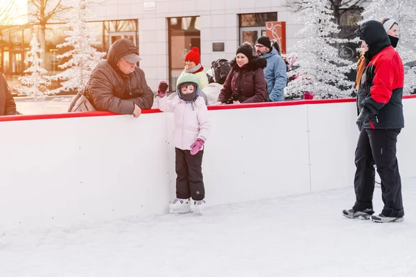 Slowakei.Bratislava.05.01.2020.Weiche, selektive Schwerpunkt.Winterliche Outdoor-Aktivitäten.Outdoor.Wintersport.Menschen Schlittschuhlaufen auf der City Park Eisbahn in Europa. — Stockfoto