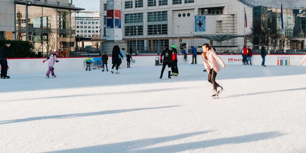 Slovakia.Bratislava.28.12.2018 .Focus morbido e selettivo.Gente che pattina sulla pista di pattinaggio City Park in Europa.Gruppo di amici adolescenti che pattinano su una pista di pattinaggio su ghiaccio. Godere di attività all'aperto invernali. — Foto Stock