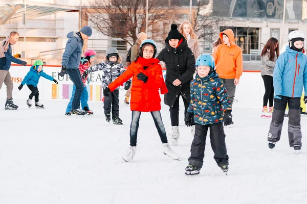 Словакия. Братислав.05.01.2020.Outdoor.Winter sport.People ice skating on the City Park Ice Rink in Europe. Наслаждение зимними развлечениями. — стоковое фото