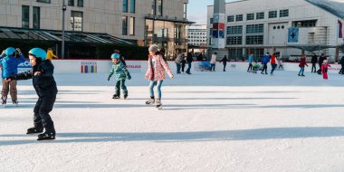 Slovakya. Bratislava.28.12.2018 Soft, seçici odaklanma. Kış sporu. İnsanlar buz pateni pistinde buz pateni yapıyor.