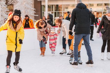 Slovakya.Bratislava.05.01.20.Soft, Seçici odak... insanlar Avrupa 'daki City Park Buz Pisti' nde buz pateni yapıyorlar. Açık hava aktivitelerinin tadını çıkarıyorum. Bir grup genç arkadaş buz pateni pistinde buz pateni yapıyor..