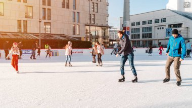 Slovakya.Bratislava.28.12.2018 Soft, Seçici odak. İnsanlar Avrupa 'daki City Park Buz Pisti' nde buz pateni yapıyor. Bir grup genç arkadaş buz pistinde buz pateni yapıyor. Kışın açık havada eğleniyorlar..