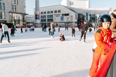 Slovakya. Bratislava.28.12.2018 Soft, seçici odaklanma. Kış sporu. İnsanlar buz pateni pistinde buz pateni yapıyor.