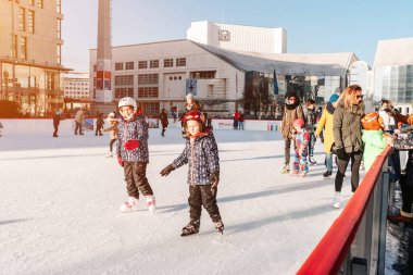 Slovakya. Bratislava.28.12.2018 Soft, Seçici odak. İnsanlar Avrupa 'daki City Park Buz Pisti' nde buz pateni yapıyor. Kışın açık havada eğlenmek..