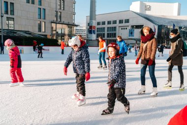 Slovakya. Bratislava.28.12.2018 Soft, Seçici Odaklanma. Kış sporu. Avrupa 'daki City Park Buz Pisti' nde buz pateni yapan insanlar..