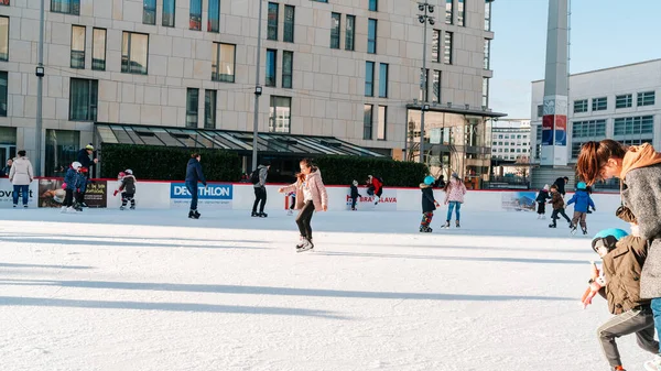 Slovakya. Bratislava.28.12.2018 Soft, seçici odaklanma. Kış sporu. İnsanlar buz pateni pistinde buz pateni yapıyor.
