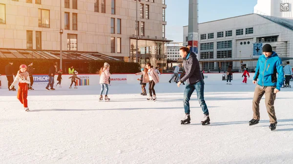 Slovakya.Bratislava.28.12.2018 Soft, Seçici odak. İnsanlar Avrupa 'daki City Park Buz Pisti' nde buz pateni yapıyor. Bir grup genç arkadaş buz pistinde buz pateni yapıyor. Kışın açık havada eğleniyorlar..