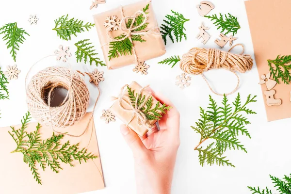 Yakın çekim. Noel, kış tatili, yeni yıl konsepti. Kızlar yeni yıl hediyeleri bestelerler. Noel evi dekorasyonu. Yılbaşı kartı geçmişi..