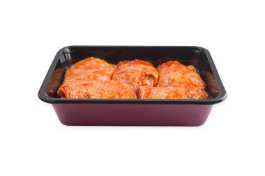 Terbiye edilmiş tavuk butları kırmızı soslu ve süpermarket için bir tepside, beyaz izole edilmiş arka planda. Yarı pişmiş tavuk butları. En iyisi. Çiğ tavuk terbiye edildi. Perakende satış..